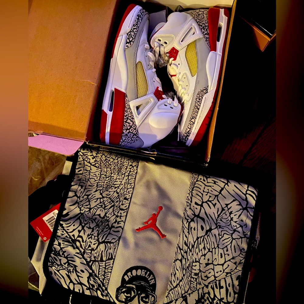 Air Jordan Spiz’ike  rare online only release. Came and comes with messenger bag